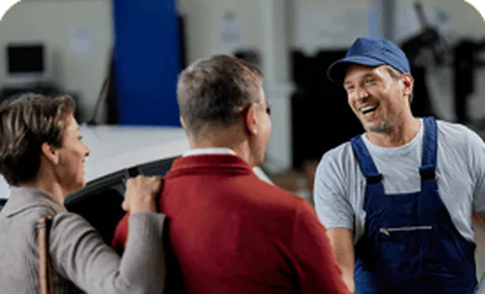 Técnico atendendo clientes na troca de bateria